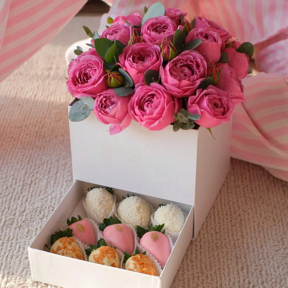 Шкатулка с пионовидной кустовой розой и клубникой в шоколаде - фото 2